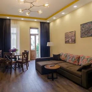 Home@97 On Aghmashenebeli Avenue تبليسي